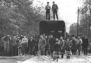 Gli abitanti di San Maurizio al Lambro durente la violenta esondazione del 1953