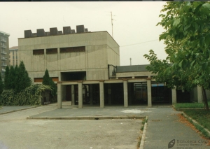 La prima sede della biblioteca, scuola elementare di via Merano